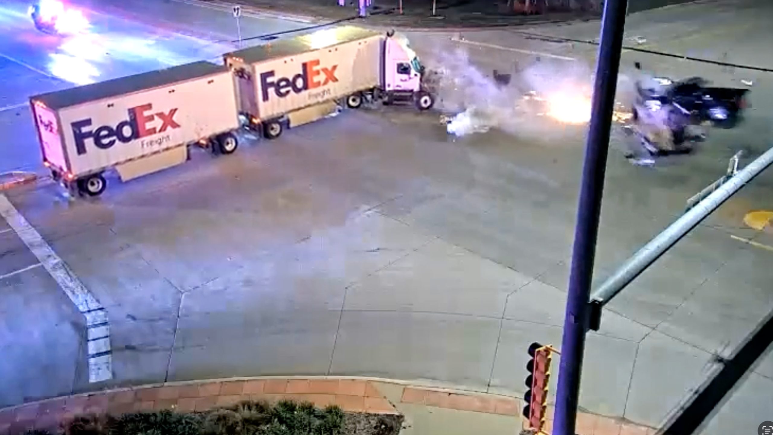 Watch: Suspect fleeing from police crashes into FedEx semi-truck — Mineola Community news